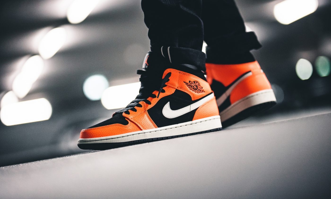 Jordan 1 orange. Air Jordan 1 Mid se Orange. Nike Jordan 1 Mid Orange. Nike Air Jordan 1 Mid Orange. Nike Air Jordan 1 Orange Black.