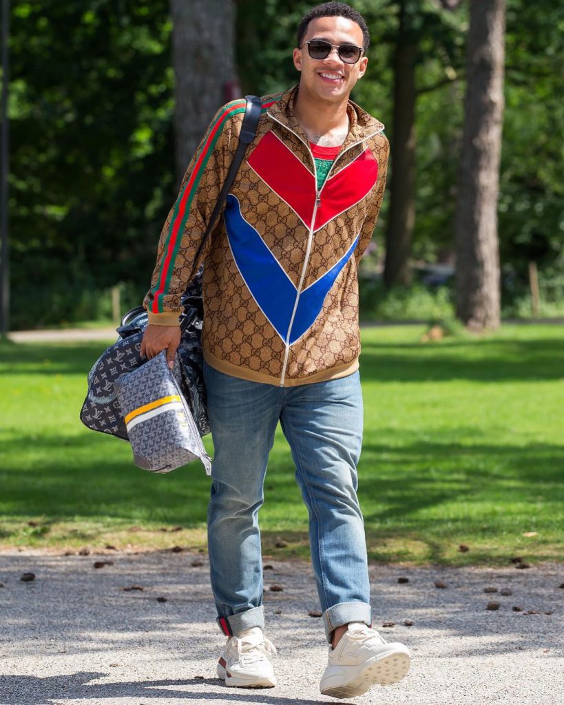 Memphis Depay wearing a Street Style outfit