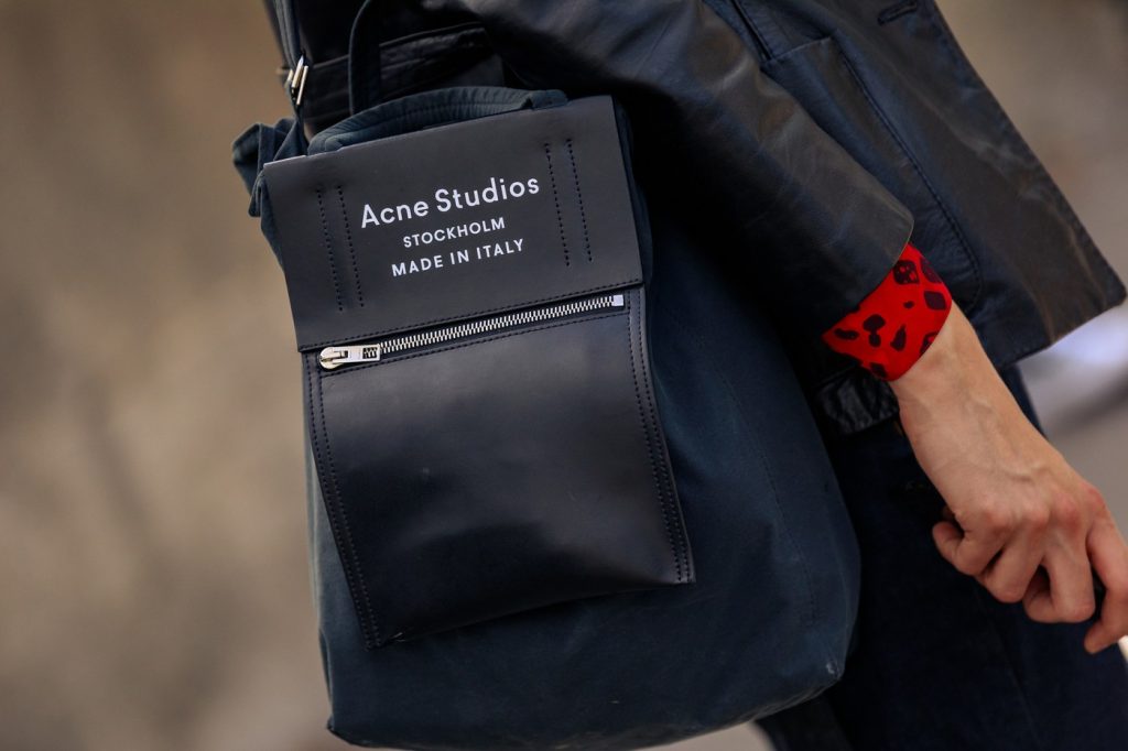 paris-fashion-week-street-style-looks-ss20-bags-acne