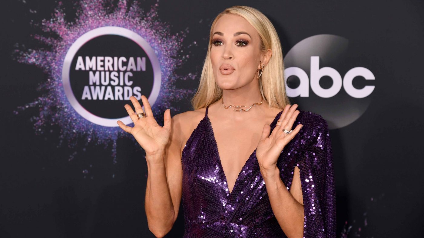 Carrie-Underwood-AMA-2019