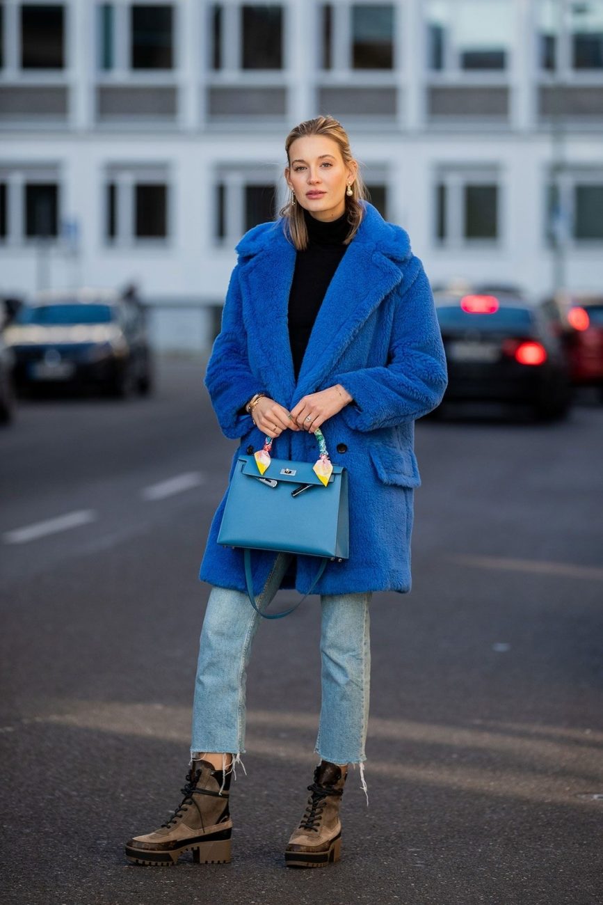 what colors match with dark blue clothes
