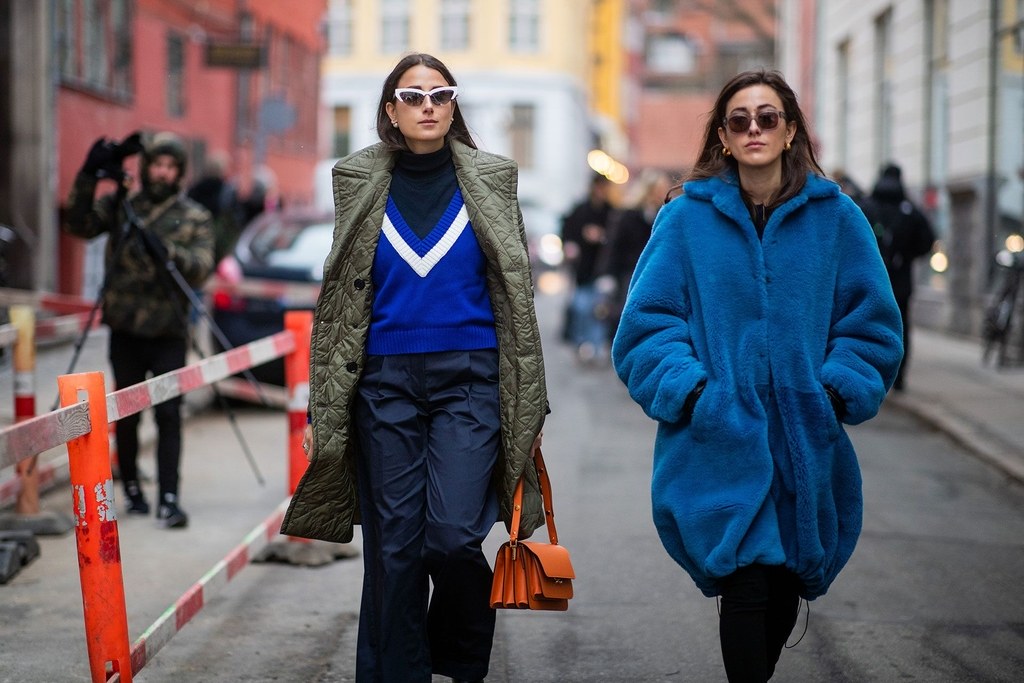 23 Ways To Wear Classic Blue The Color Of 2020 Fashion Inspiration And Discovery,Checked Baggage United