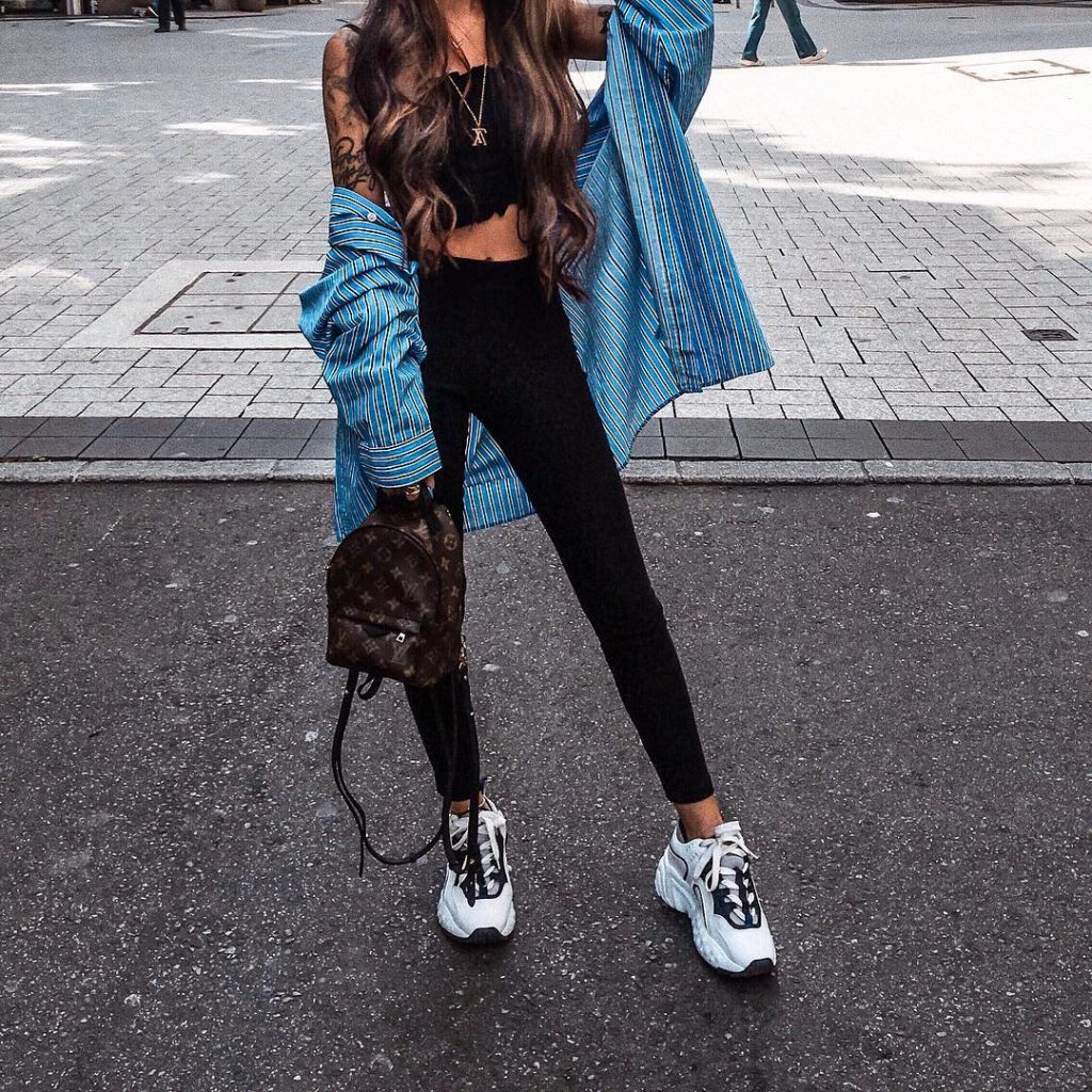 E-outfit.com - Strele #outfit by @dafnh_dktk wearing our tropic blue metallic  leggings. 󾬓 ➳ Shop here