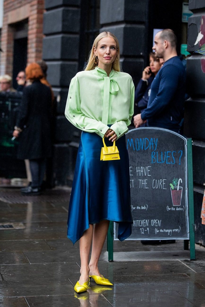 what colors match with dark blue clothes