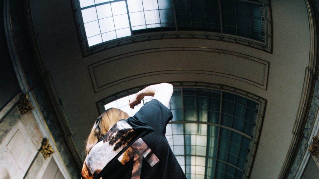 virgil abloh pays homage to leonardo da vinci with musée du louvre